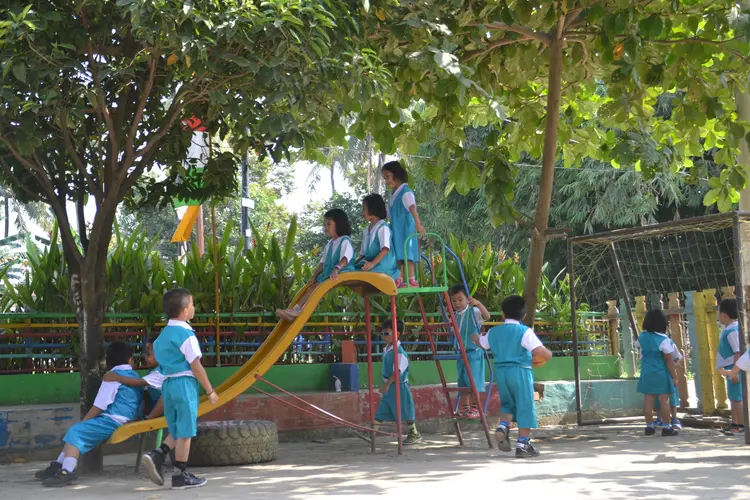 Bermain di perosotan