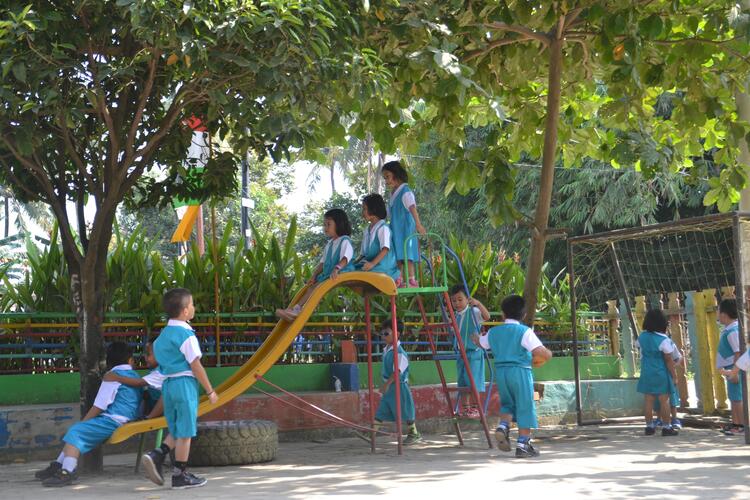 Bermain di perosotan